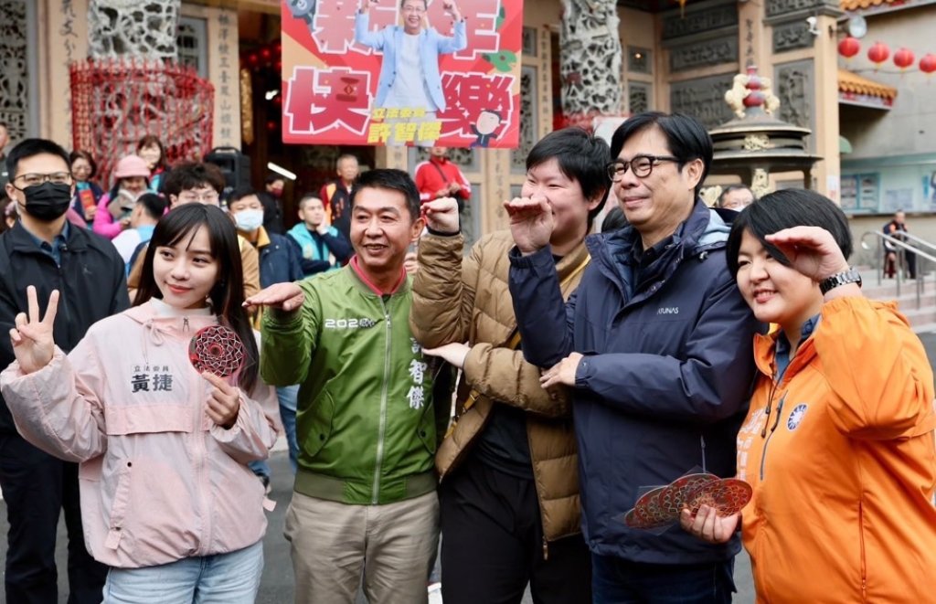 陳其邁小年夜赴五宮廟參香祈福 邀請民眾搭捷運感受吉伊卡哇魅力