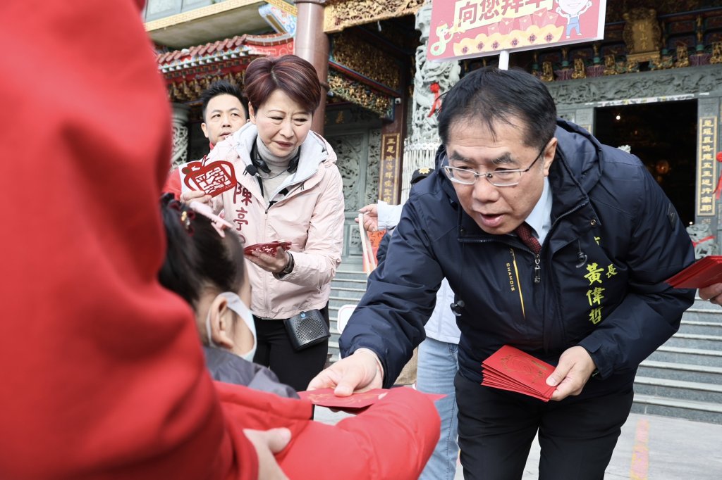 黃偉哲除夕走訪七股龍山宮、北門南鯤鯓代天府邀過年來拜廟走春添喜氣