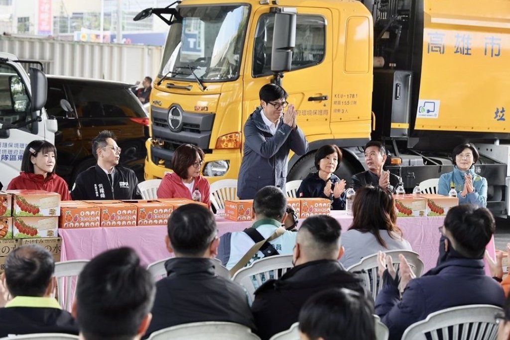 除夕慰問基層同仁辛勞 陳其邁：感謝同仁為市民提供最好的服務 讓高雄成為安居樂業的城市