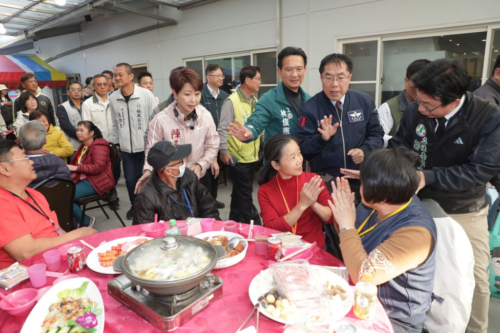 黃偉哲除夕夜與災民一起圍爐 感謝各界暖心協助災民重建家園