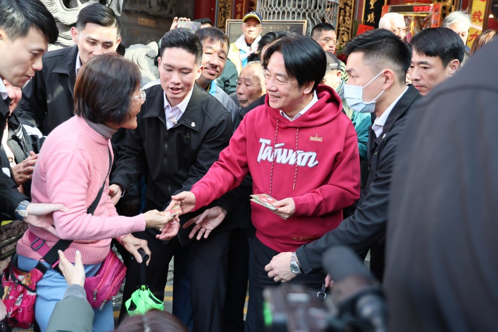 黃偉哲陪同賴清德總統前往廟宇參拜祈福  祈求臺灣國泰民安