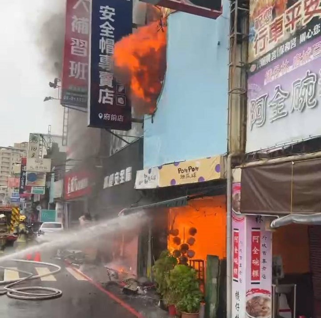 女駕駛自撞電箱釀成火災  造成4店面火警  百年老店阿全碗粿受波及