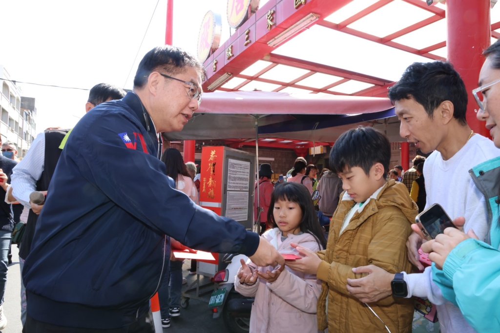 黃偉哲參拜佳里金唐殿及學甲頭港鎮安宮 送新春小紅包賀年