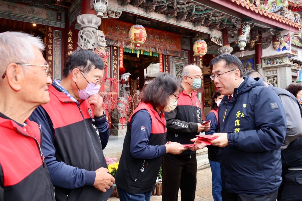 黃偉哲參拜善化慶安宮發送紅包 祈求今年四時無災、八節有慶