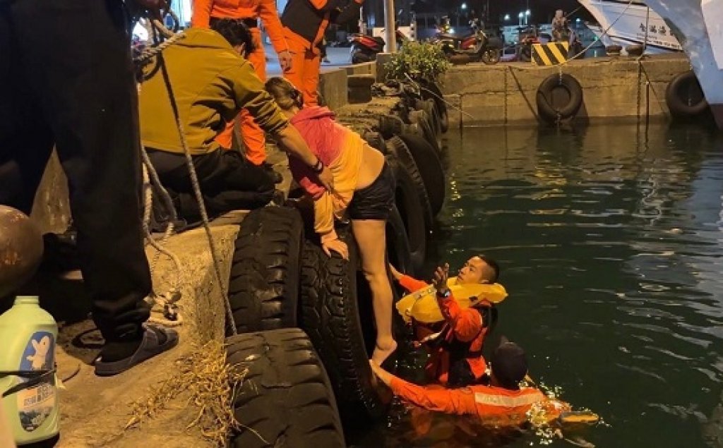  海巡即刻救援  小琉球、高雄港落海民眾成功獲救  