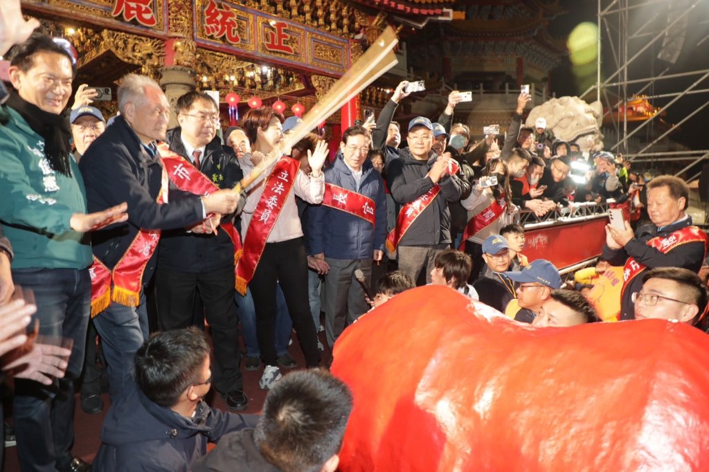 臺南土城正統鹿耳門聖母廟高空煙火秀登場 黃偉哲啟炮點亮夜空迎小龍年