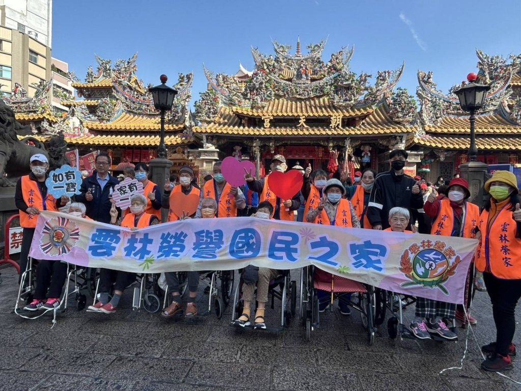 雲林榮家長輩北港走春　參拜媽祖逛老街賞花燈