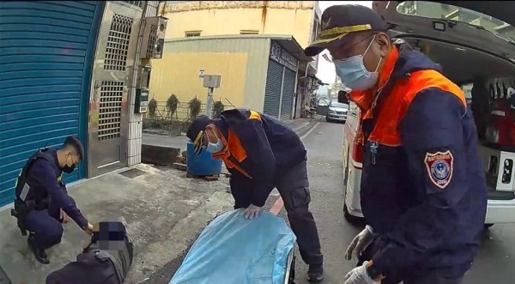 男子身體不適倒臥路邊  小港警助送醫