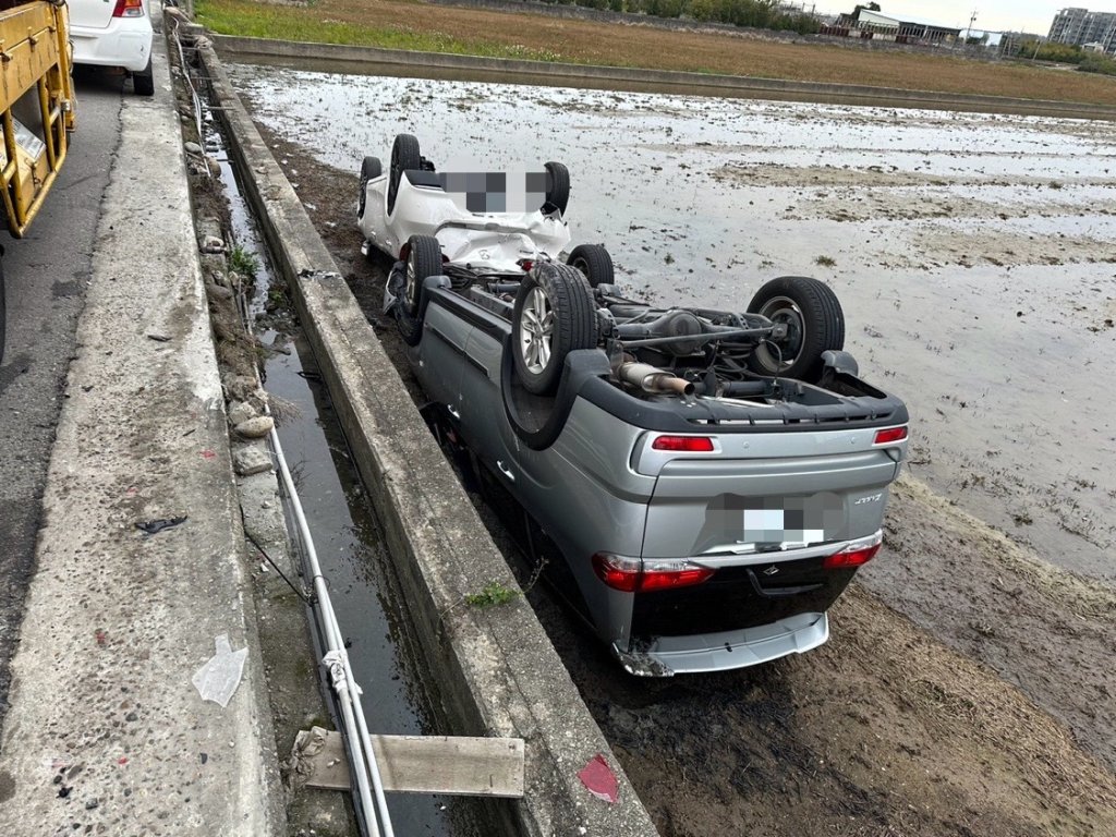 苑裡轎車自撞路旁車輛翻覆 駕駛幸無受傷