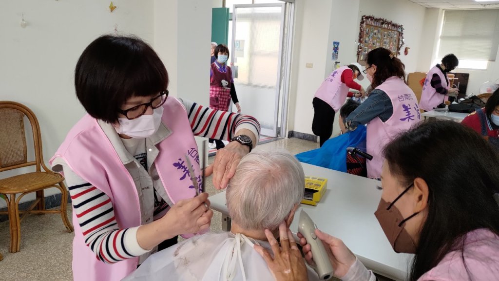 做工行善團工會志工走進養護中心 送暖義剪服務長者