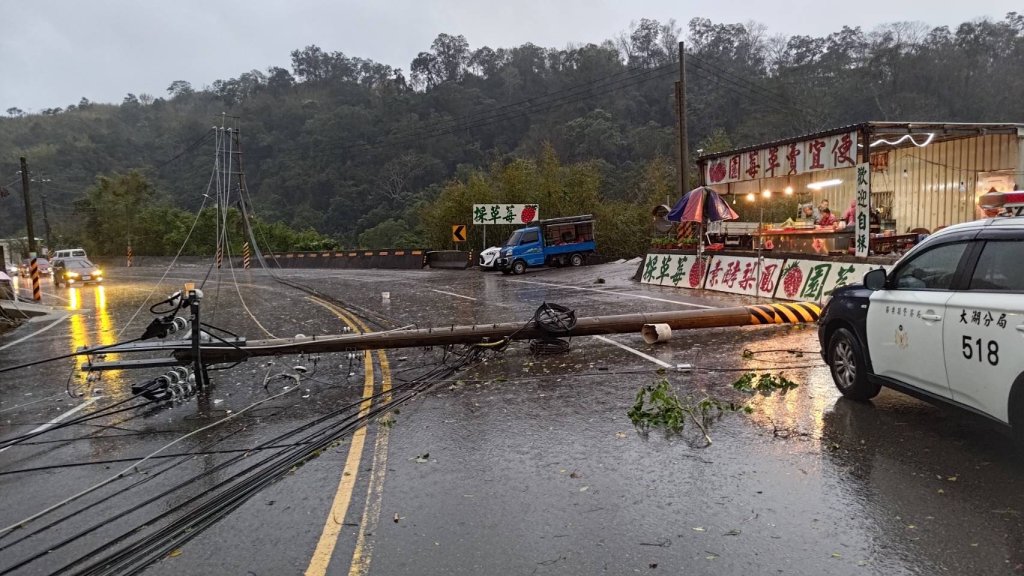 強風豪雨致電桿倒塌 ｜大湖警方緊急交管確保安全