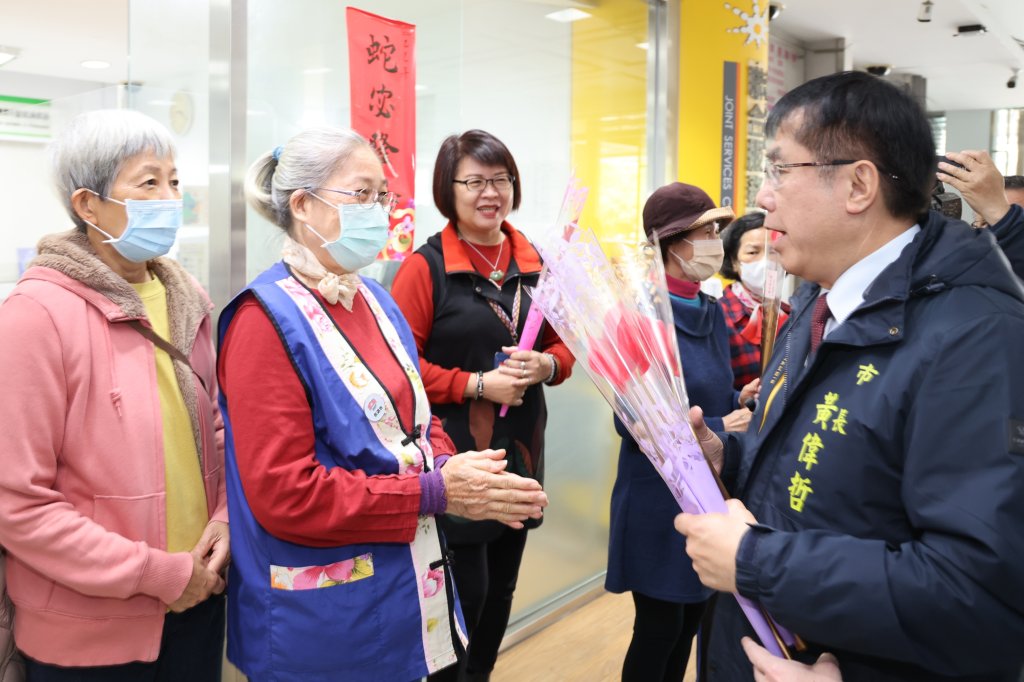 2025婦女節 黃偉哲贈送火鶴花 祝福大家婦女節快樂