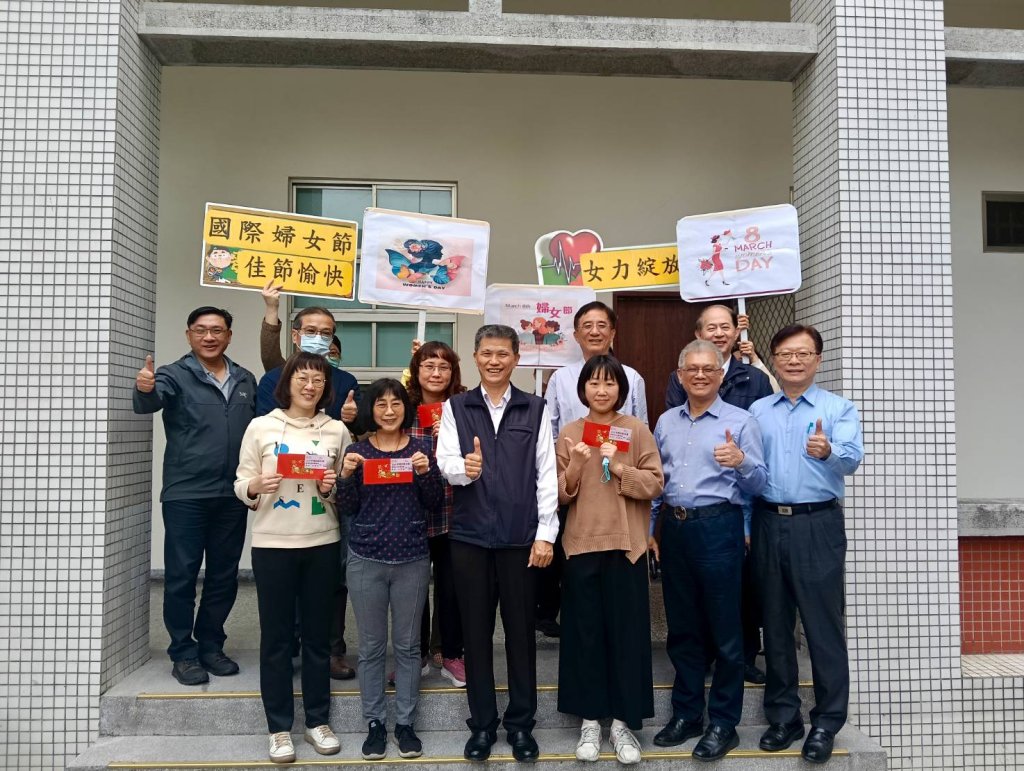 南警歡慶婦女節 局長林國清親手送祝福