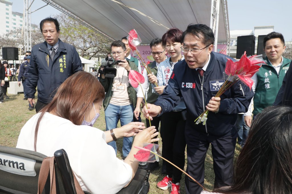 黃偉哲出席2025國際婦女節活動 致贈火鶴花感謝女性朋友的付出奉獻