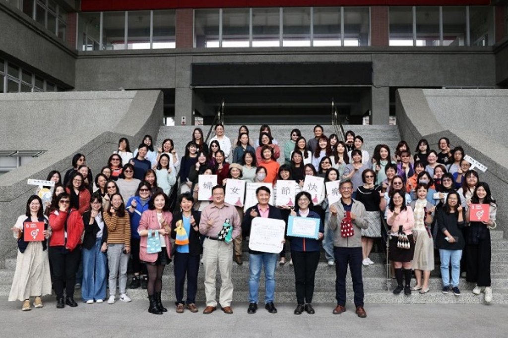 高雄大學致敬婦女節 持續推動性別平等、友善職場  贈送女性教職員 「袋來安心、袋來幸福」提袋