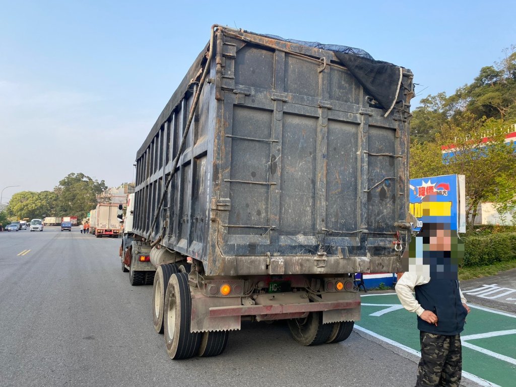 「弄巧成拙」～製造污穢掩飾假車牌  難躲苗警法眼