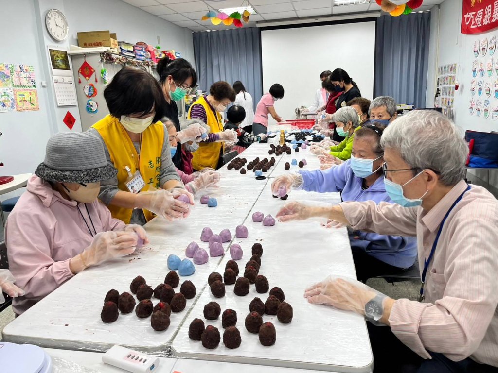 郭綜合醫院籌畫「一日販賣員」活動-五感三動防失智