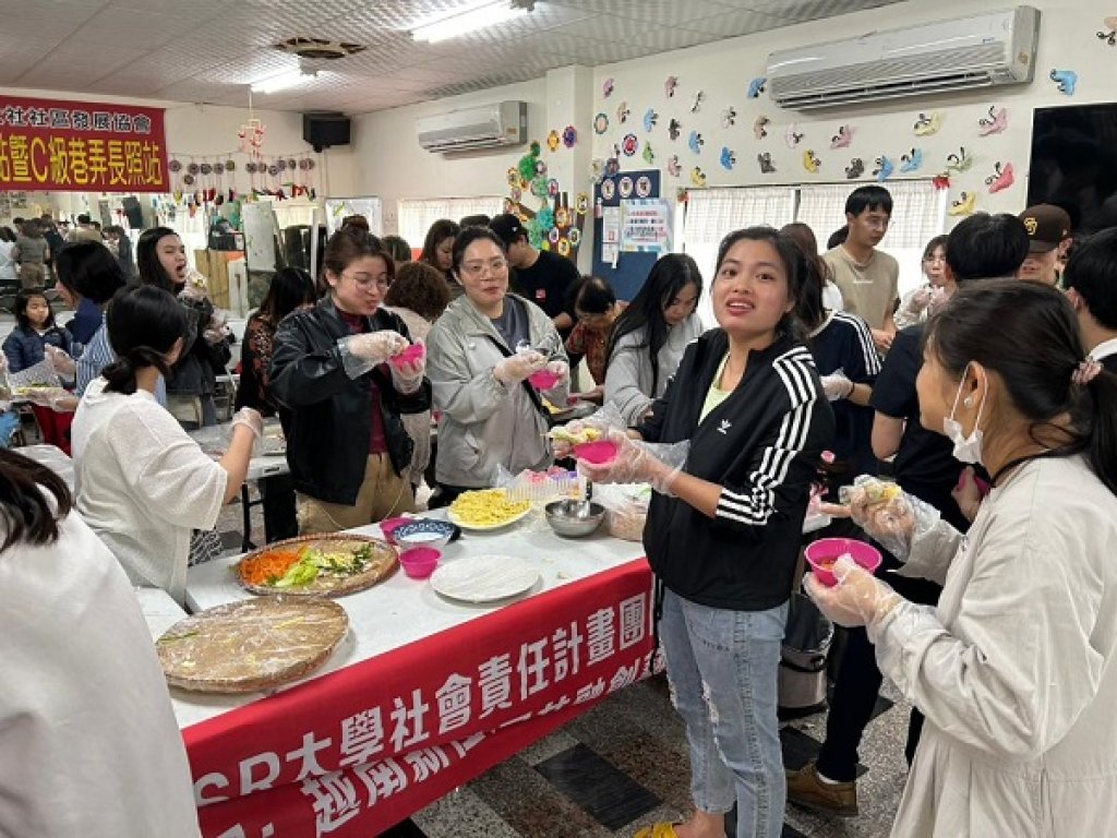  捲出美味、捲出多元文化視野與尊重  高雄大學東語系裴光雄師生訪大社 臺、越春捲DIY體驗