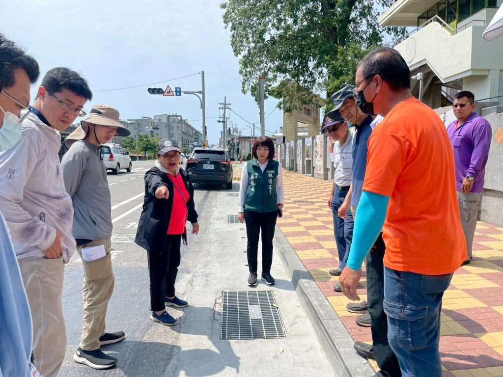 通學步道完工不到5個月竟出現地磚剝落、積水坑洞 蔡筱薇怒批： 市府驗收機制出問題