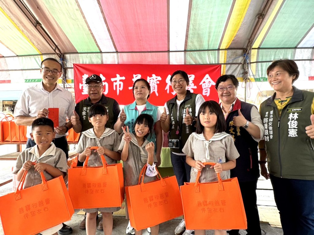 立委林俊憲攜手善寶行善會 贈清寒家庭愛心物資與獎助學金