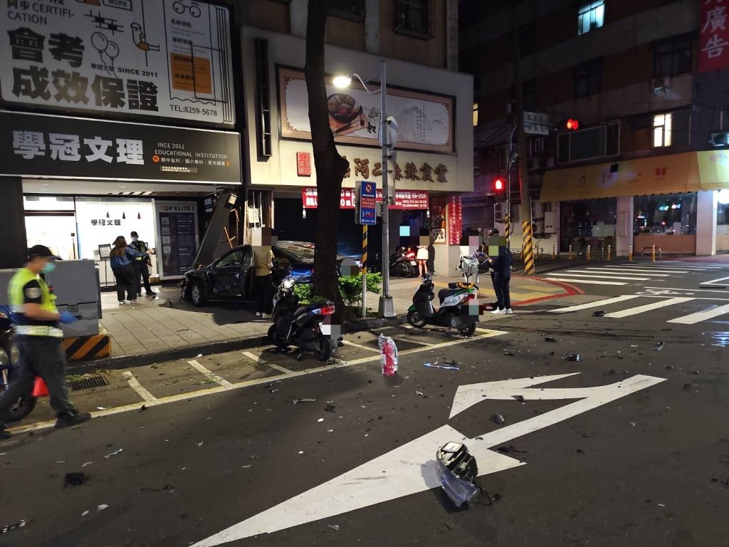 新北板橋兩車相撞幸無大礙自行就醫