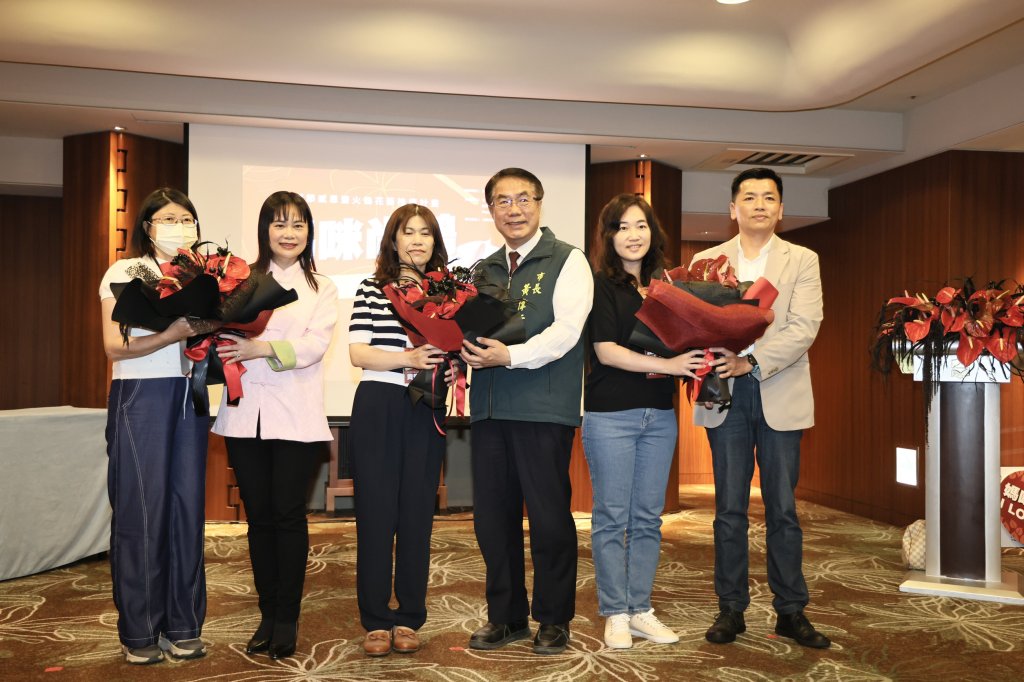 為花卉業者推廣火鶴花 黃偉哲以火鶴花為所有母親獻上祝福