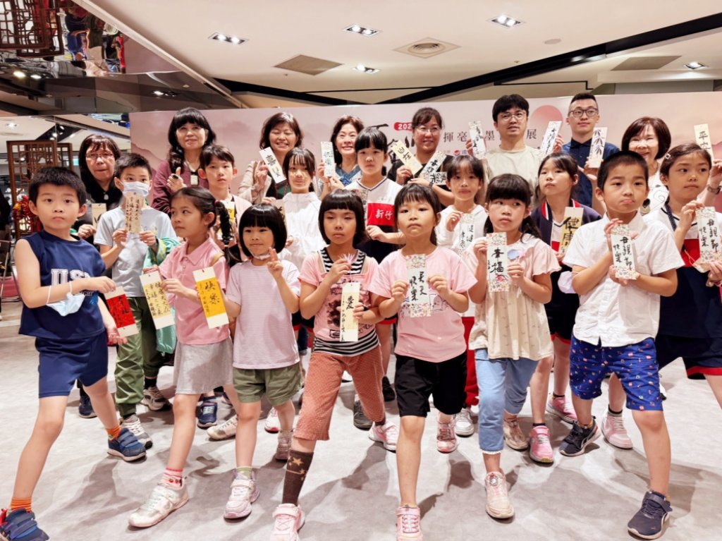 新竹大遠百x亞東科大x台灣書法協會　「名師揮毫筆墨書畫展」福卡獻愛送上母親節祝福