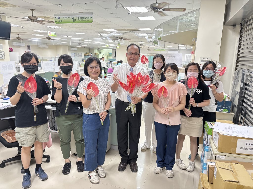 感恩的5月 安平區蕭泰華區長親送火鶴花祝大家母親節快樂
