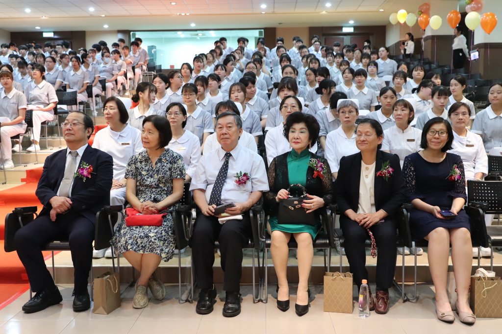 中華醫大護理系加冠典禮181位護理新生軍宣誓當南丁格爾傳人