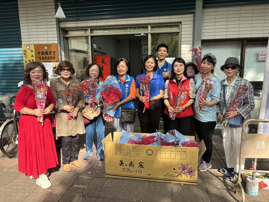 國民黨台南市黨部送康乃馨慶母親節 呼籲讓愛延續
