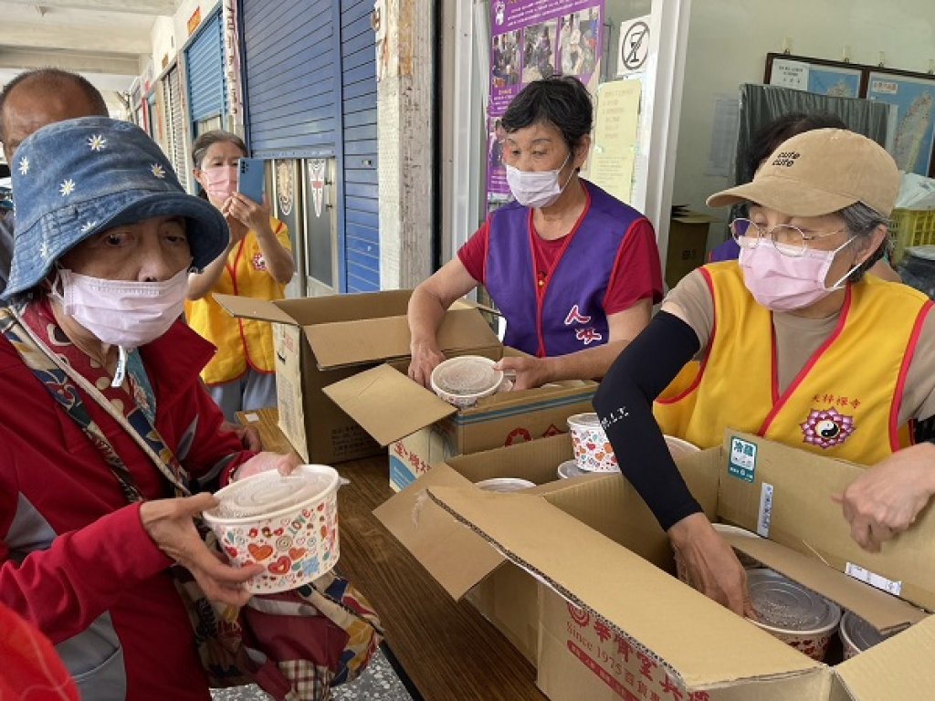 佛祖聖誕響應「一日素食日」 人安基金會結合在地寺廟關懷寒士