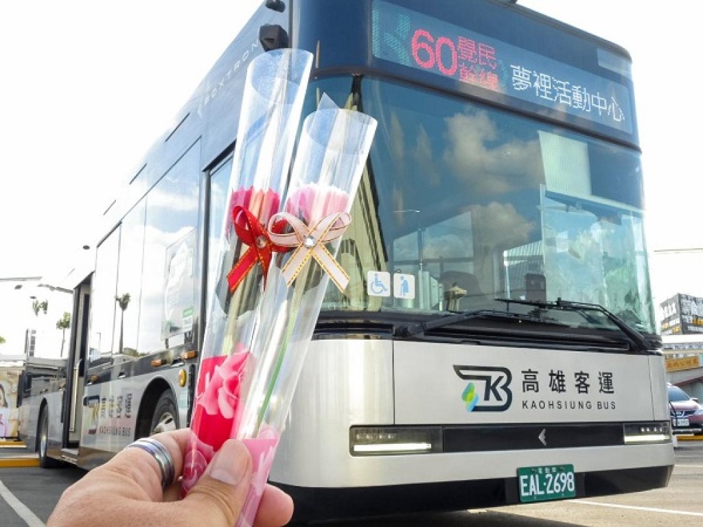 感謝媽咪! 搭公車來「科工館站」送康乃馨 女性搭60路公車免費
