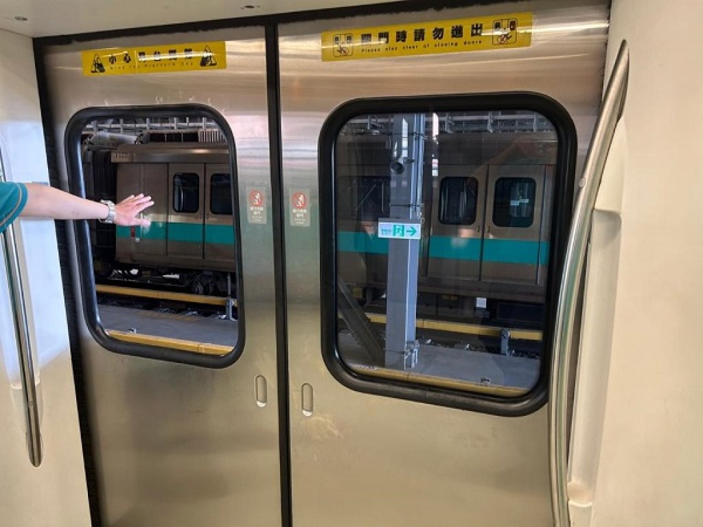 高雄捷運列車  行駛中車門玻璃脫落