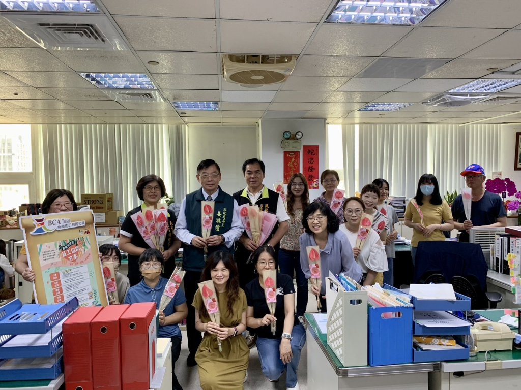 感恩的五月天 民政局長姜淋煌送「尚鶴」的火鶴花祝福同仁母親節快樂