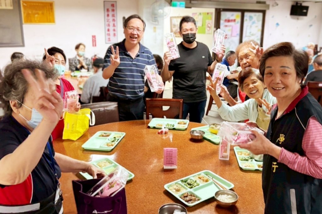 感念無私奉獻、感恩美好歲月　八德榮家敬獻花語「愛」的康乃馨祝福住民奶奶暨同仁們母親節快樂