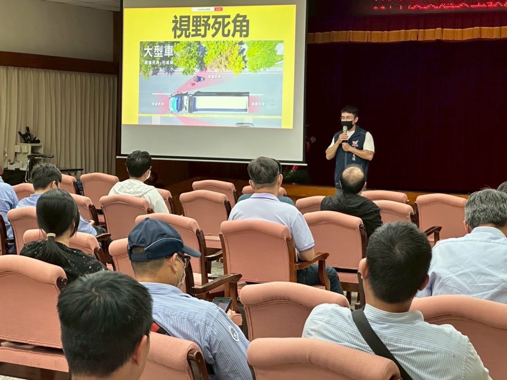 南警與台電攜手合作 宣導注意大車視野死角