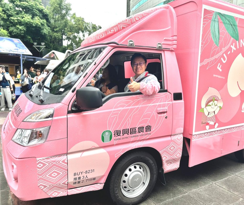 超級銷售員！ 桃園市長張善政親駕「粉紅超跑」 力推復興區媽媽桃