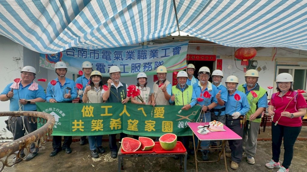光輝母親節 做工行善團持續為弱勢修屋 市長夫人贈火鶴與西瓜慰勞