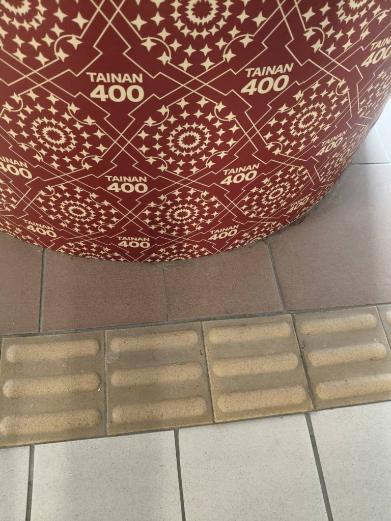 盲人發現市府2樓400年宣傳圓柱離導盲磚太近 李啟維建議市府應立即改善