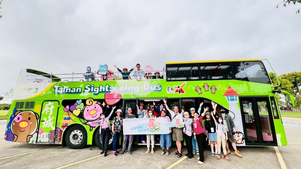 台南雙層巴士盲盒旅遊走進溪北  香草、花卉與歷史走讀療癒旅程