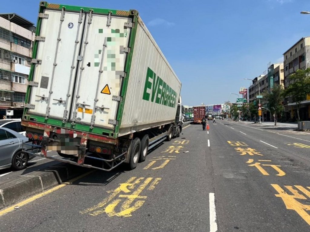 半聯結車 開上 中央分隔島  小港警迅速到場排除道路障礙