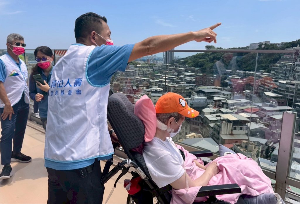 南山人壽夥伴擔任一日志工  伴植物人同遊基隆港景輕旅行