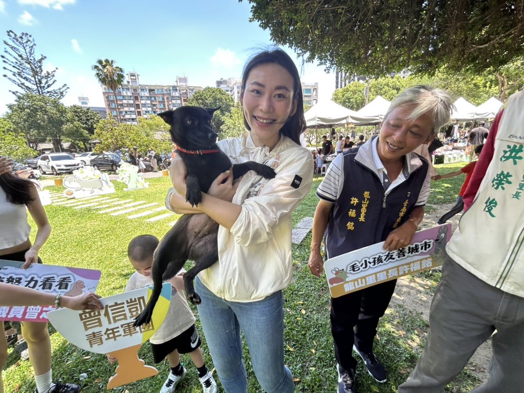 民代溫馨送愛保護浪浪不受虐 認養代替購買最有愛