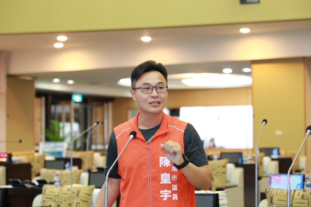 白委林憶君指控「林昶佐有焦慮症」南市議員陳皇宇批林違背專業倫理
