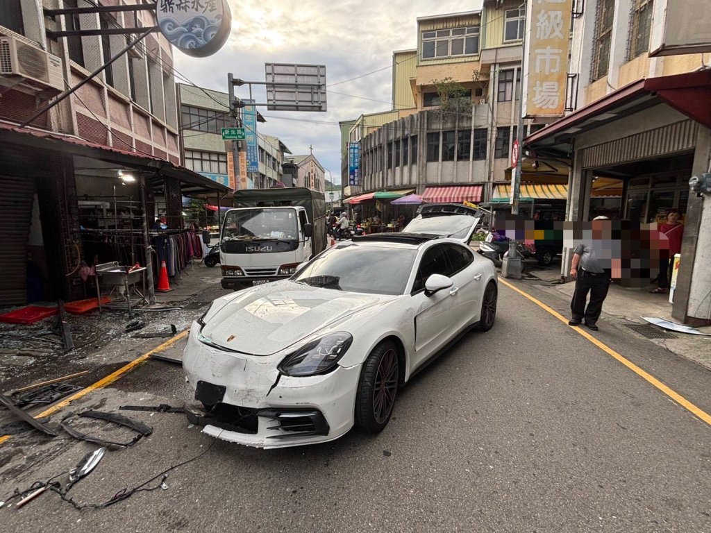 疑感情糾紛駕車撞民宅  苗警依法送辦