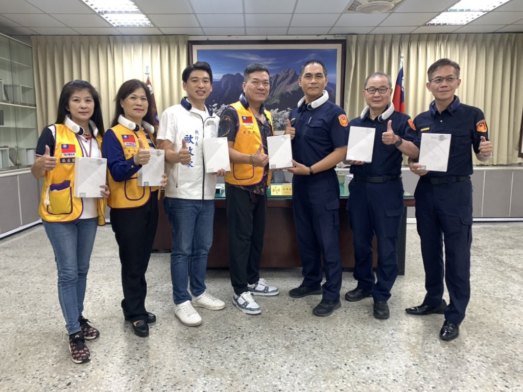 寶麗集團攜手曾培雅執行長歐政豪贈送掛脖式電風扇 為第一線警員送上清涼關懷