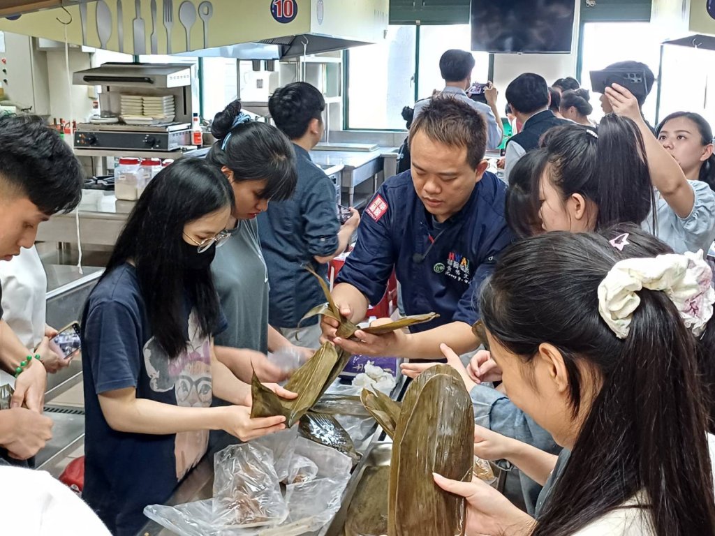南市勞工局關心外籍生慶端午 教學包粽學習台灣傳統民俗 