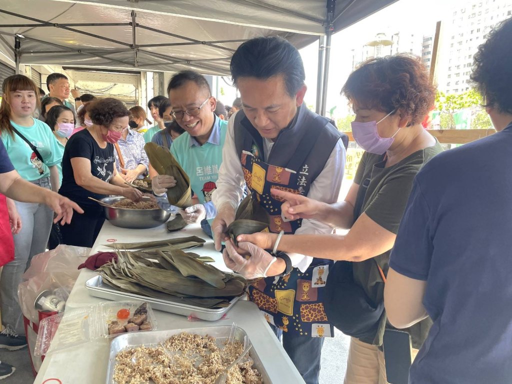 「平安石門綁肉粽大賽」 立委林俊憲親包粽感受端午佳節氣氛