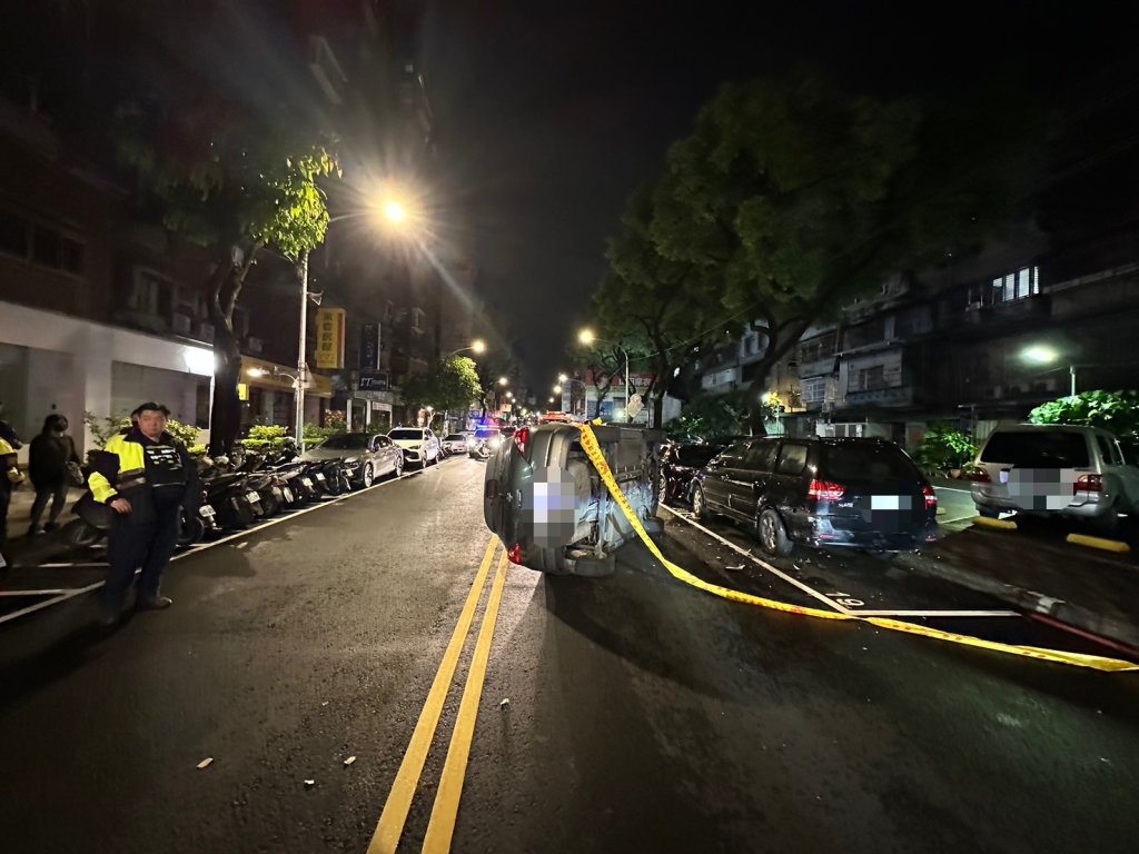 婦人疑似精神不濟　開車經板橋國光路自撞翻車無大礙
