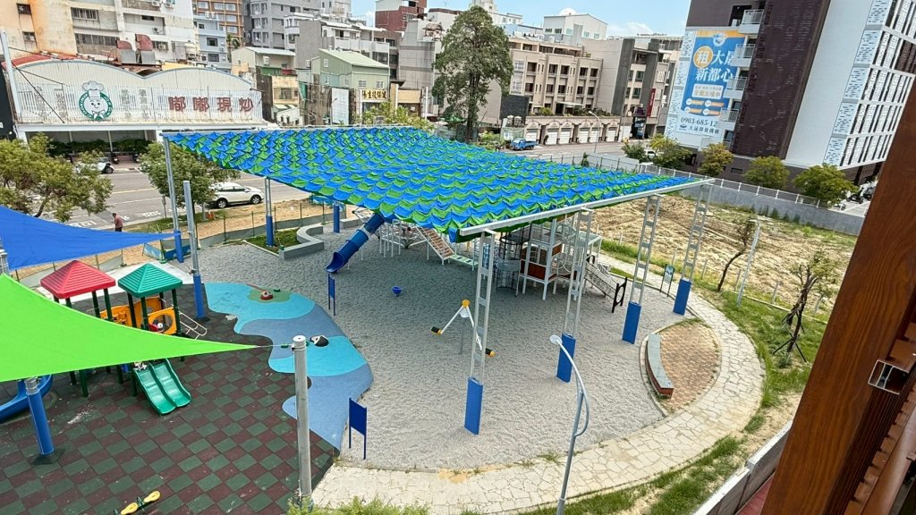 東區東智里陽光公園及崇成里崇成公園兒童特色遊具攀爬網完工